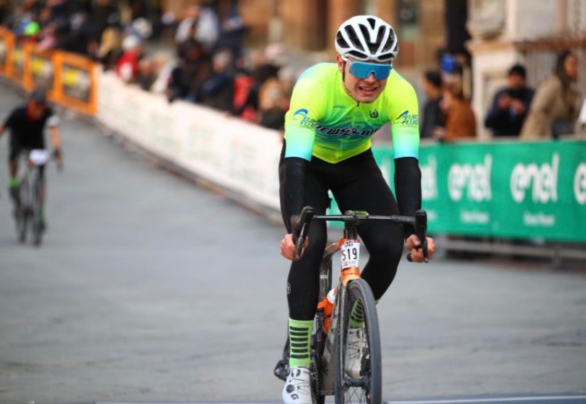 Filippo Bigi del Team New Bike alla Granfondo Strade Bianche 2023 di Siena